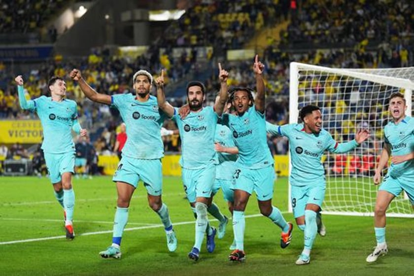 Barcelona Clinches 2-1 Victory Against Las Palmas in Dramatic Contest
